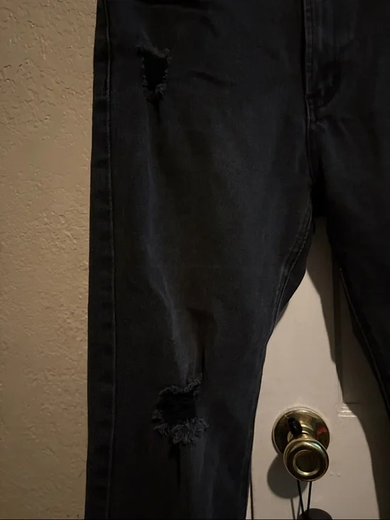 Classic Black Straight-Leg Distressed Jeans for Women - Picture 3 of 4